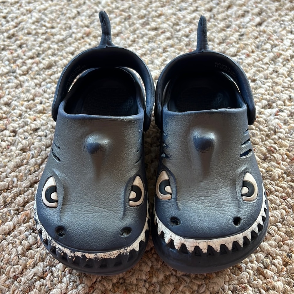 Capelli New York toddler boys shark clogs size 7